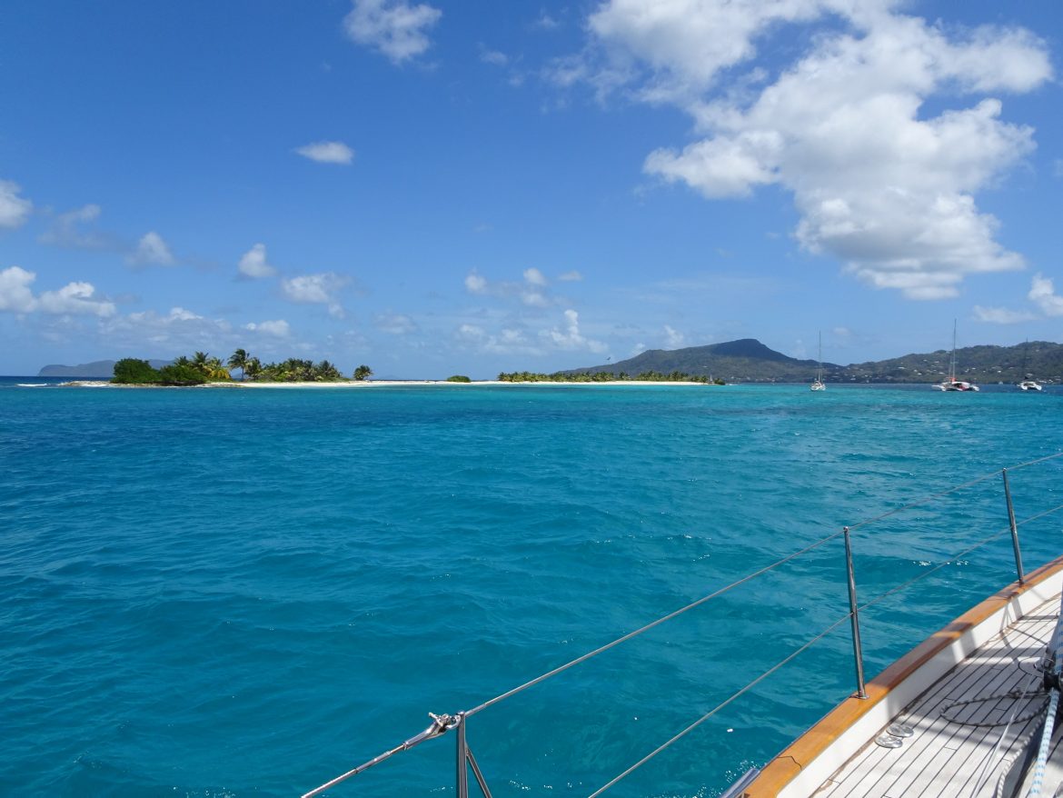 Arriving into Saline Island, magnificent view