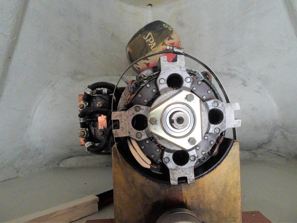Boat maintenance: Bow thruster engine cleaned Boat maintenance: Bow thruster engine cleaned