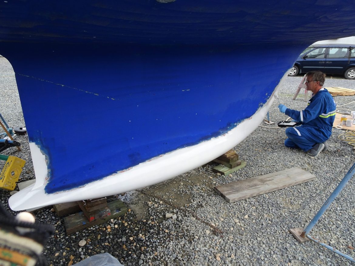 One layer of epoxy paint on the keel One layer of epoxy paint on the keel
