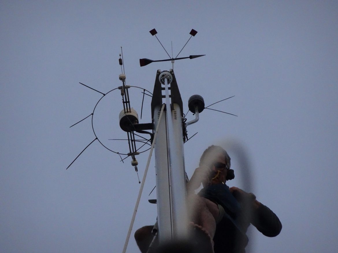 Glen up the mast, to install windex