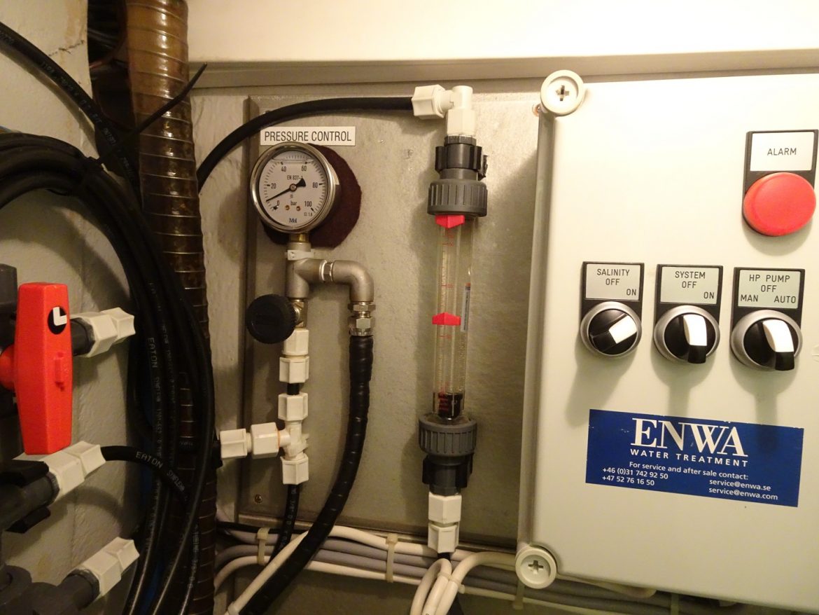 Pressure gauge on the watermaker Pressure gauge on the watermaker