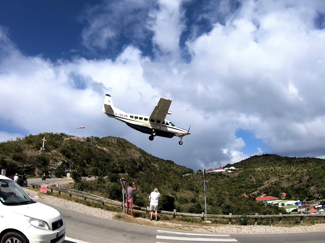 Plane diving for landing, Gustavia St. Barth