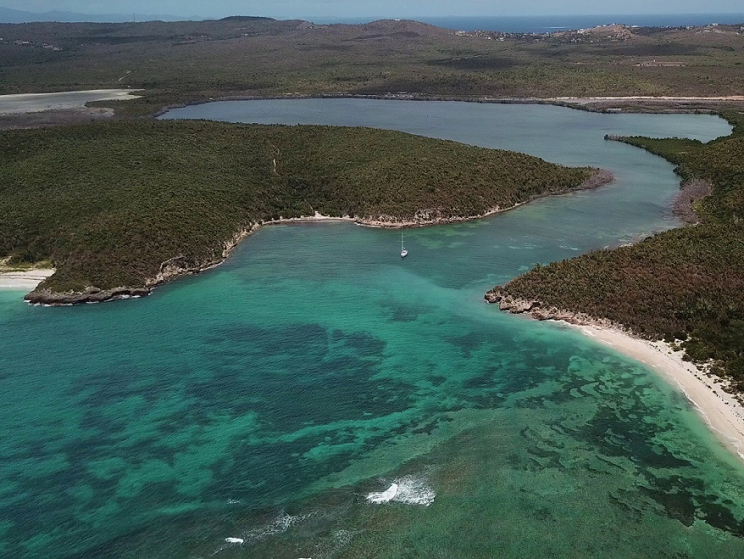s/v Cloudy Bay in Mosquito Bay, Vieques SVI s/v Cloudy Bay in Mosquito Bay, Vieques SVI