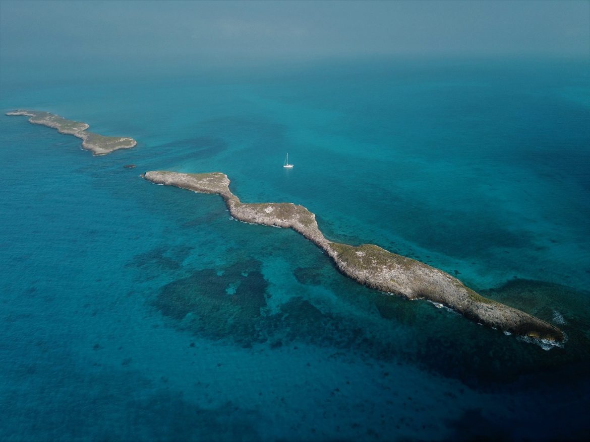 s/v Cloudy Bay anchored at Six Hills Cay, Turks & Caicos s/v Cloudy Bay anchored at Six Hills Cay, Turks & Caicos