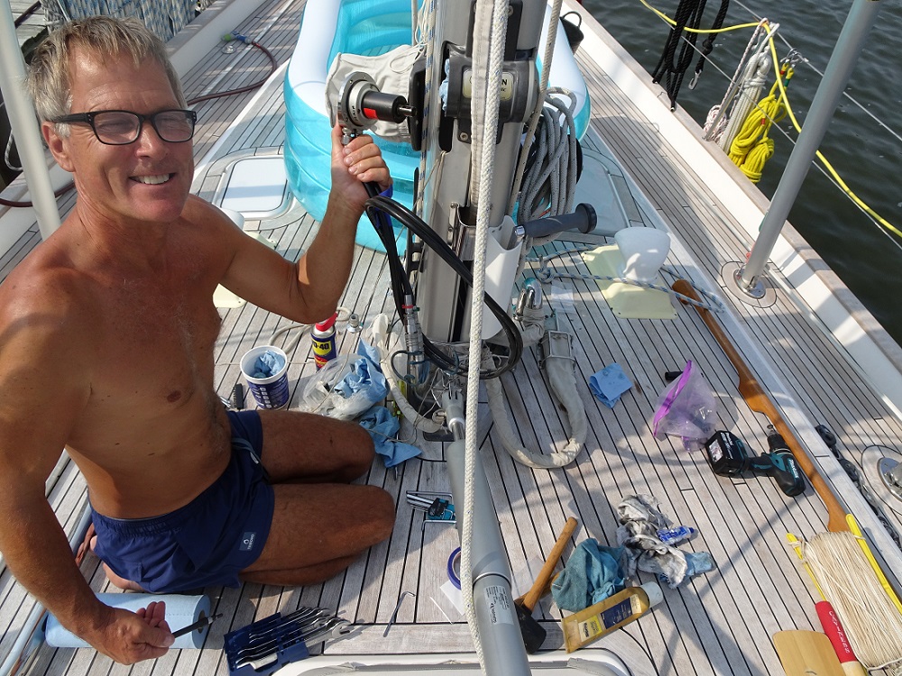 Removing the hydraulic Furlex motors, s/v Cloudy Bay Removing the hydraulic Furlex motors, s/v Cloudy Bay