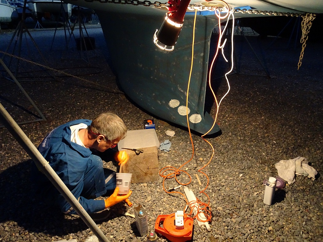 Glassfibering in the dark – s/v Cloudy Bay Glassfibering in the dark - s/v Cloudy Bay