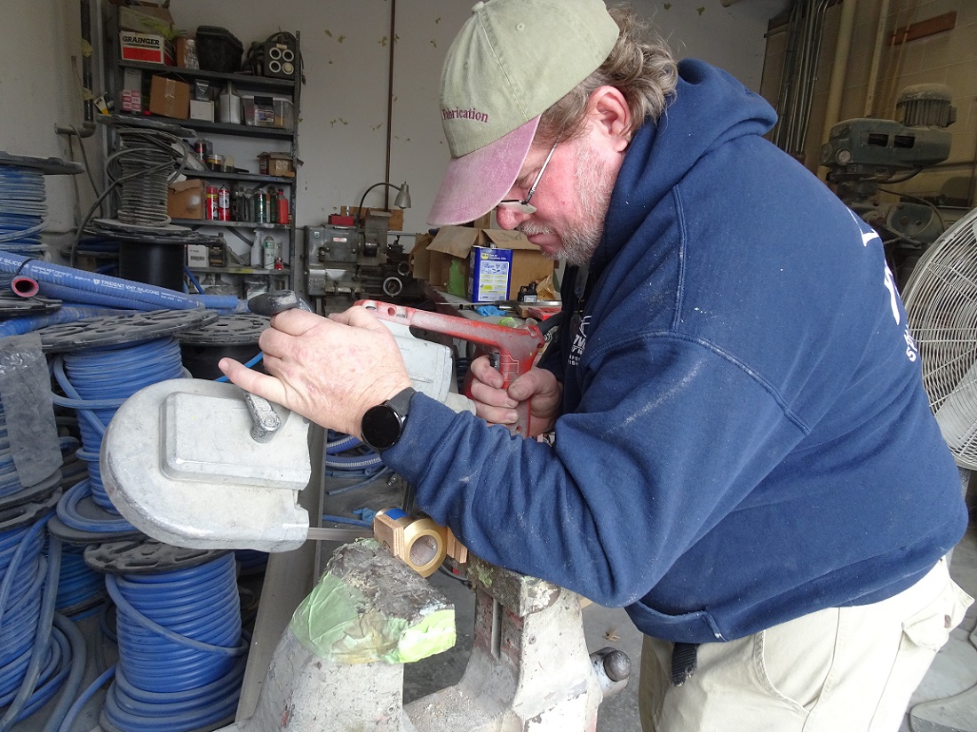 Ray helps us shorten the skin-fittings - s/v Cloudy Bay
