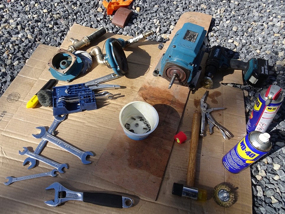Waterfeed pump for the watermaker gets a good clean Waterfeed pump for the watermaker gets a good clean