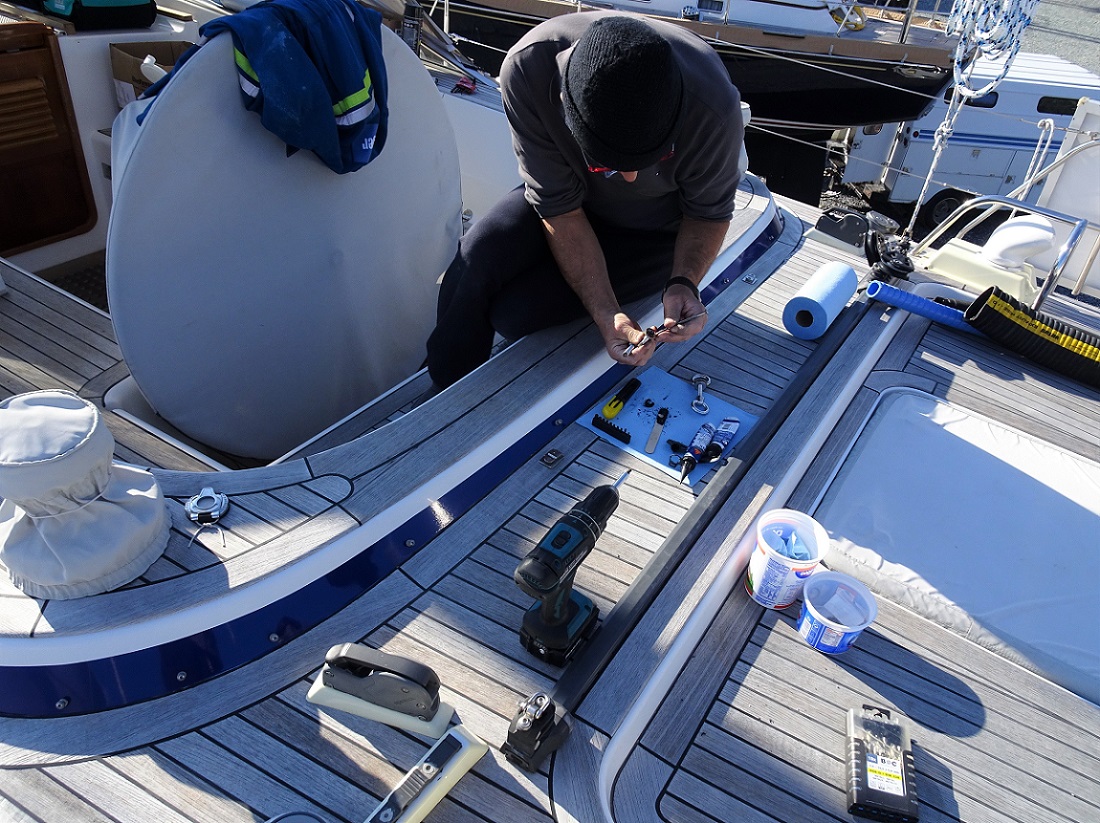 Install fittings around the cockpit – s/v Cloudy Bay Install fittings around the cockpit - s/v Cloudy Bay