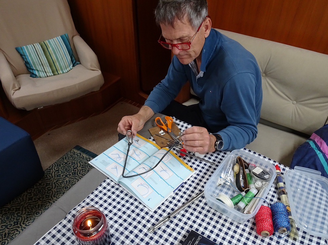 Splicing dyneema for outboard safety strop