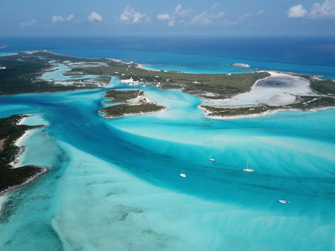 Cloudy Bay anchored on the edge of the channel in Compass Cay