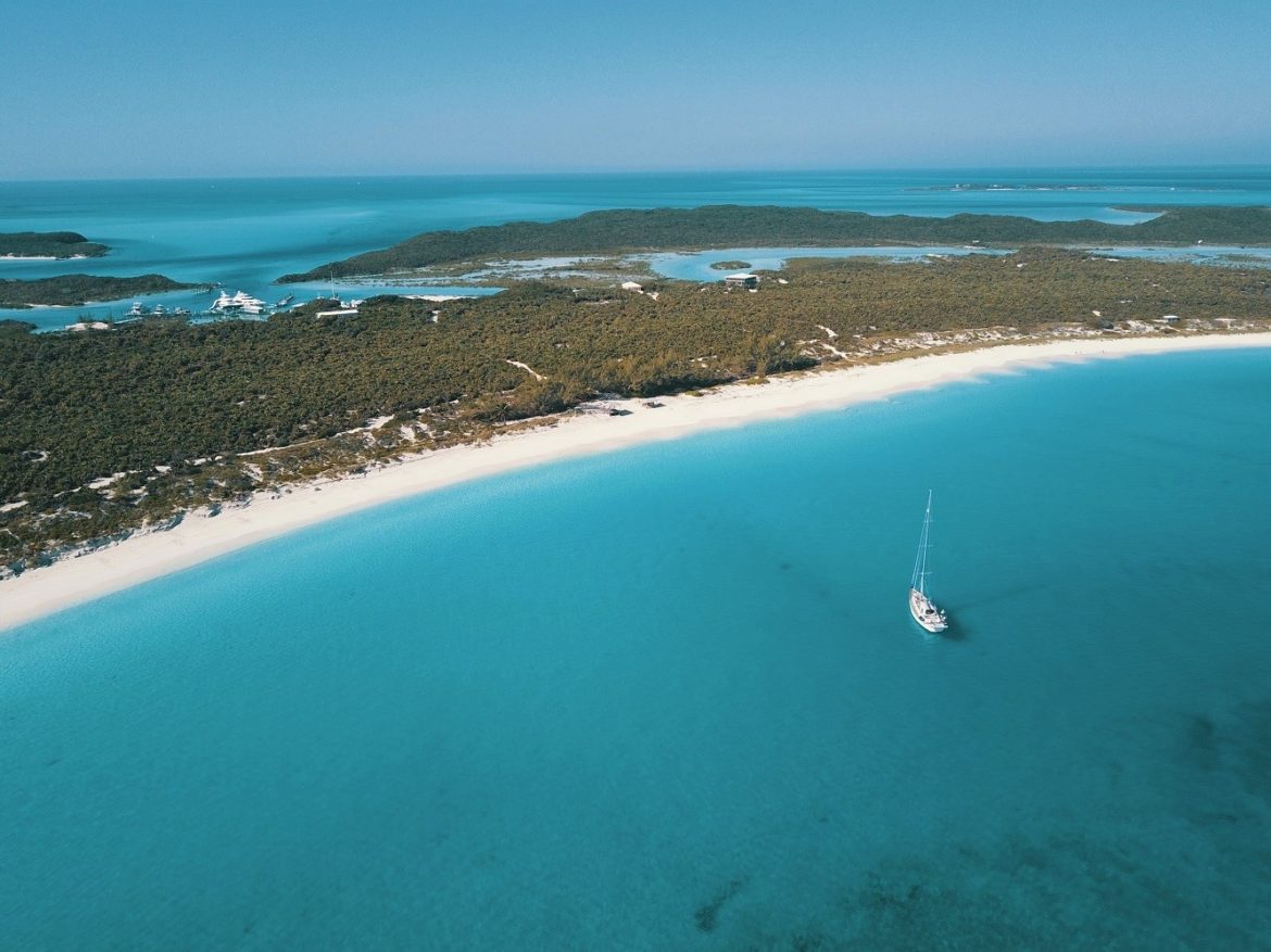 Cloudy Bay anchored in Compass Cay Cloudy Bay anchored in Compass Cay