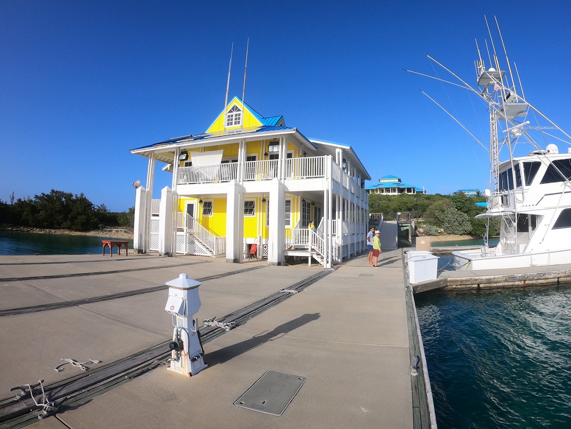 Cave Cay marina, Bahamas