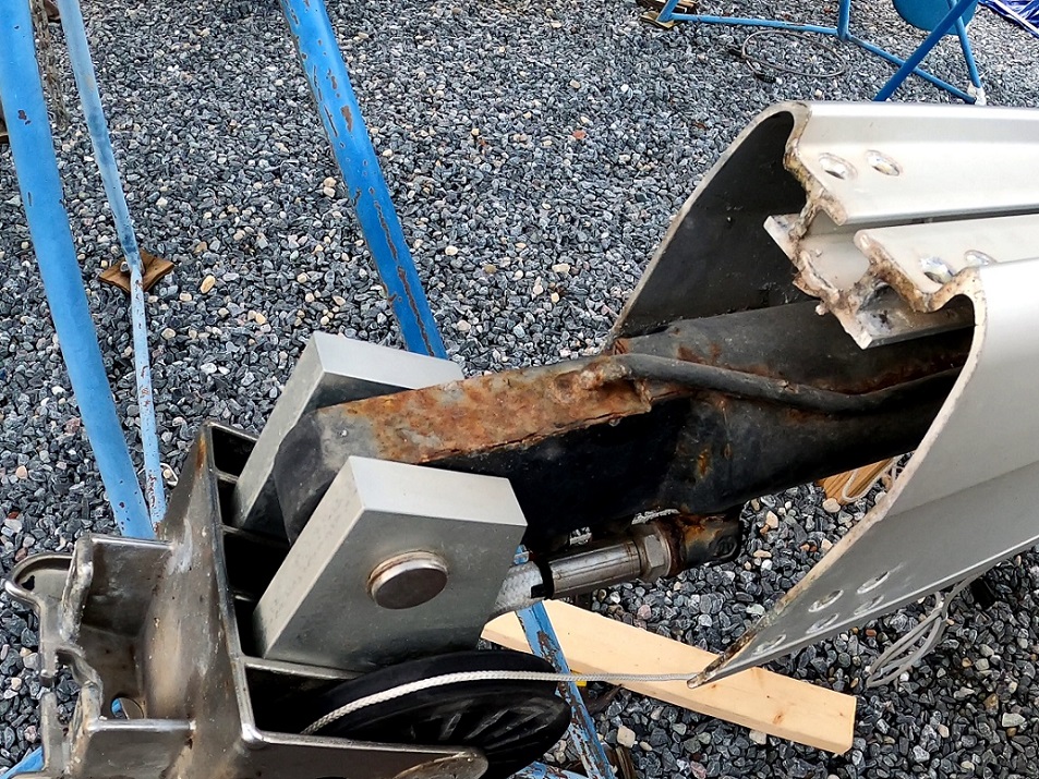 boom dismantled to remove hydraulic hoses boom dismantled to remove hydraulic hoses
